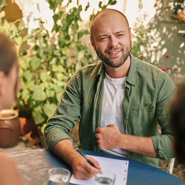 Olivier Passebecq in a session around a garden table