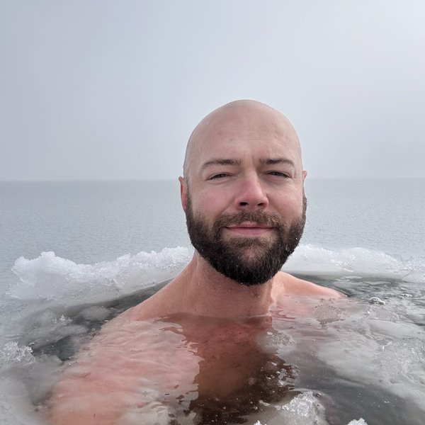 Olivier Passebecq swimming in icy water